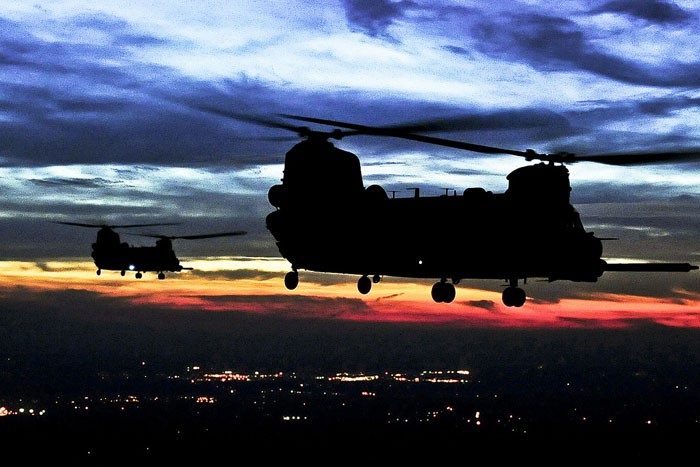 Trực thăng CH-47 Chinook trong cuộc tập trận Emerald Warrior 2012.
